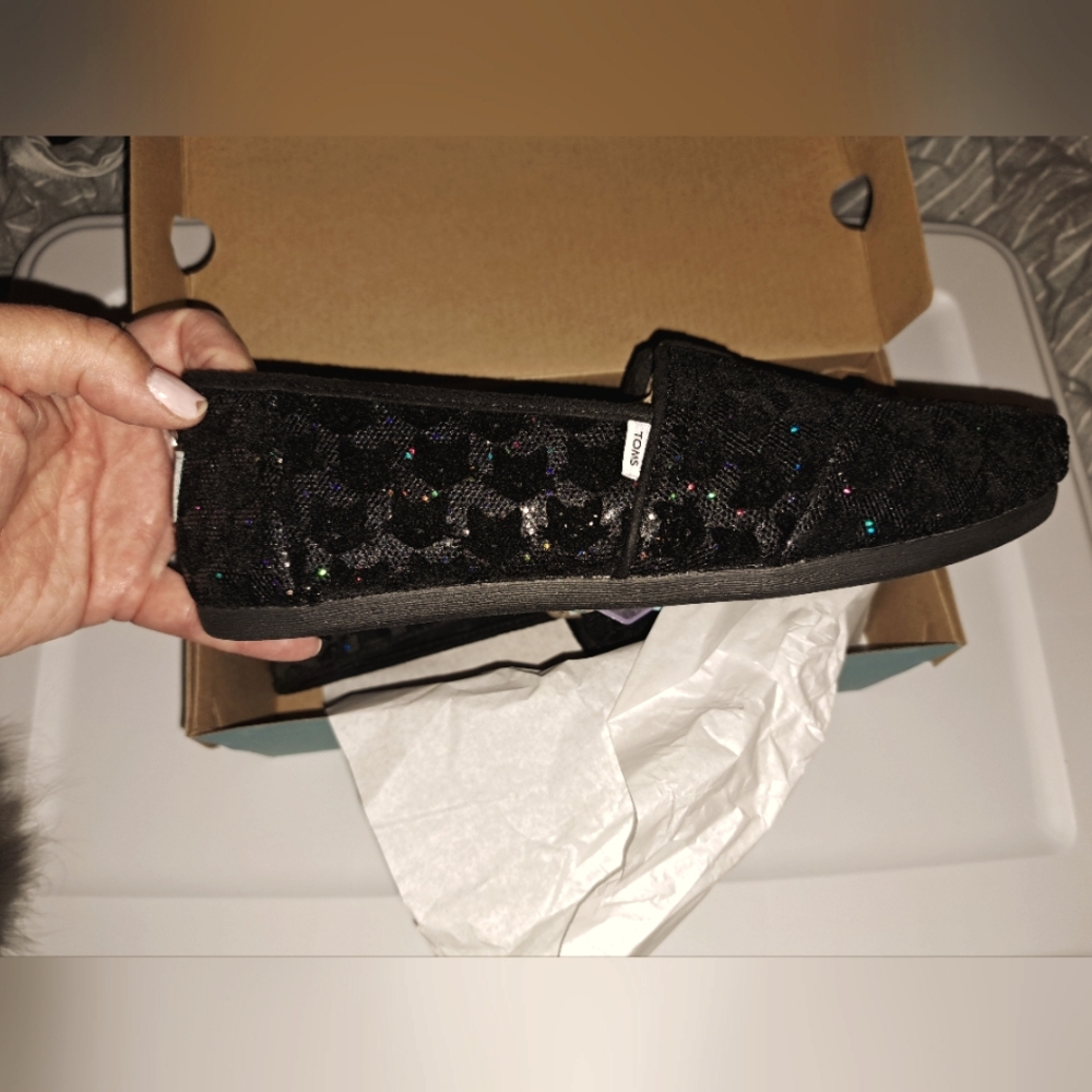 TOMS BRAND NEW WOMEN 9.5